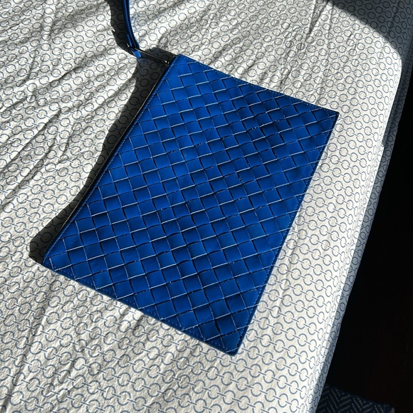 Bottega Veneta Cobalt Blue Intrecciato Zip Clutch - Picture 9 of 12